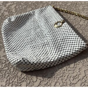 Bolso de mano vintage de malla metálica blanca de Whiting and Davis con correa de cadena dorada imagen 4