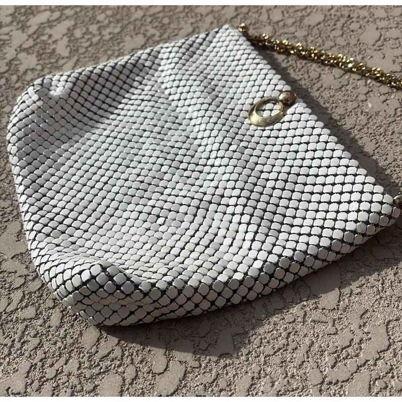 Bolso de mano vintage de malla metálica blanca de Whiting and Davis con correa de cadena dorada imagen 4