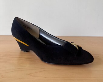Vintage California Magdesians  Women's  Black and Gold Kitten Heel Pumps Size 8.5