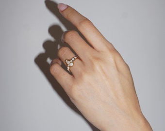 Leven in lichte band // ceremoniemerk // verlovingsring // 14k gouden ring // Diamanten en opalen