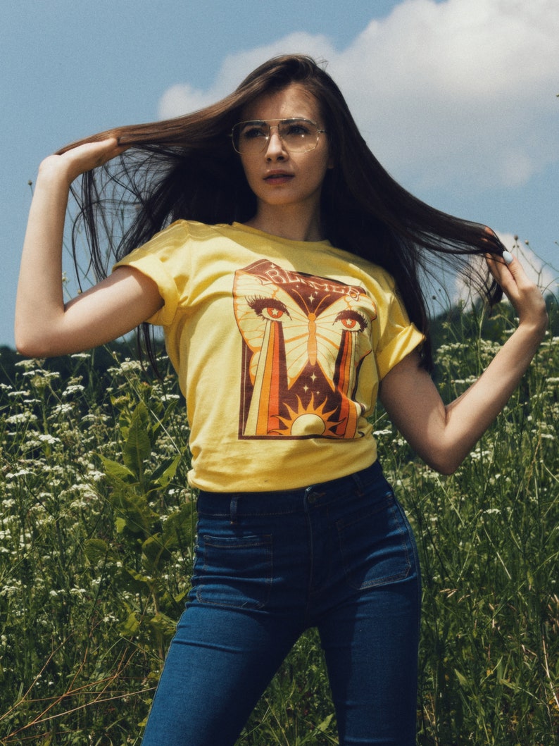 camisa mariposa 70s mujer gráfica tee vintage retro camiseta amarilla dreamer tee hippie camiseta hippie hippies camiseta retro t shirt 70s butterfly tee imagen 1