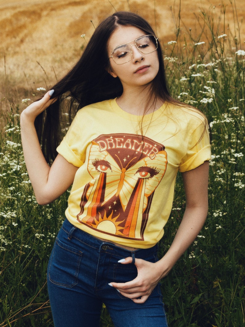 camisa mariposa 70s mujer gráfica tee vintage retro camiseta amarilla dreamer tee hippie camiseta hippie hippies camiseta retro t shirt 70s butterfly tee imagen 4