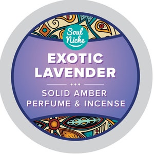 Może przedstawiać: Okrągła etykieta z fioletowym środkiem i dekoracyjną obw&oacute;dką. Tekst "EXOTIC LAVENDER" jest wyraźnie wyświetlany, z napisem "SOLID AMBER PERFUME & INCENSE" poniżej. Etykieta zawiera r&oacute;wnież tekst "Soul Niche".