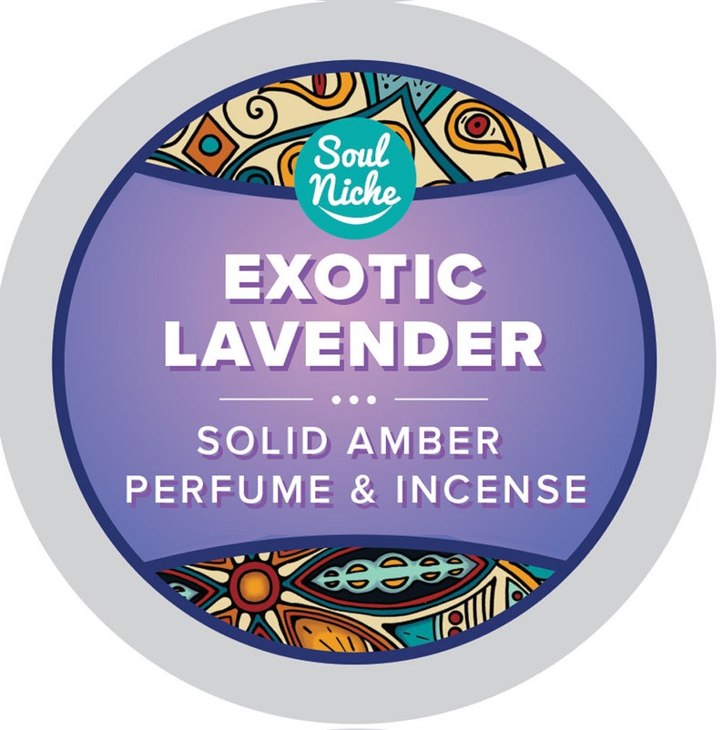 Może przedstawiać: Okrągła etykieta z fioletowym środkiem i dekoracyjną obw&oacute;dką. Tekst "EXOTIC LAVENDER" jest wyraźnie wyświetlany, z napisem "SOLID AMBER PERFUME & INCENSE" poniżej. Etykieta zawiera r&oacute;wnież tekst "Soul Niche".