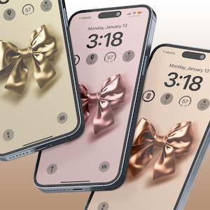 Op de afbeelding: Drie smartphones met verschillende gekleurde achtergronden. Elke telefoon heeft een grote gouden strik op het scherm. De tijd is 3:18 op elke telefoon. De datum is maandag 13 januari.