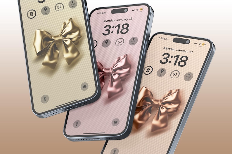 Op de afbeelding: Drie smartphones met verschillende gekleurde achtergronden. Elke telefoon heeft een grote gouden strik op het scherm. De tijd is 3:18 op elke telefoon. De datum is maandag 13 januari.