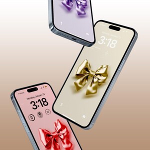 Op de afbeelding: Drie smartphones met verschillende gekleurde strikdesigns op het scherm. De tijd is 3:18 op elke telefoon.