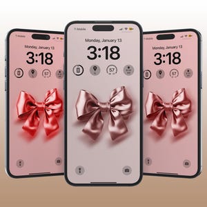 Op de afbeelding: Drie identieke smartphones met roze achtergronden en een grote roze satijnen strik op elk scherm. De tijd op elke telefoon is 3:18.