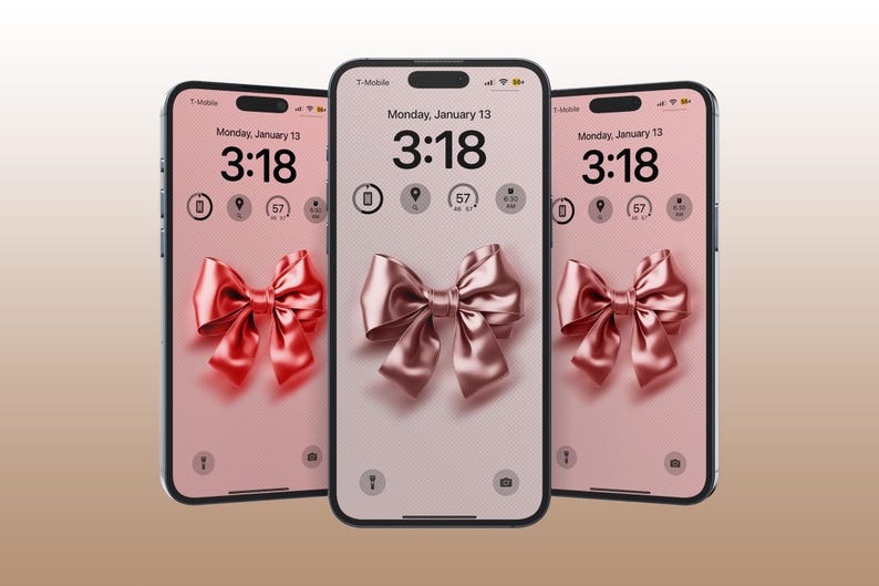 Op de afbeelding: Drie identieke smartphones met roze achtergronden en een grote roze satijnen strik op elk scherm. De tijd op elke telefoon is 3:18.