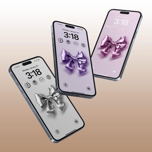 Op de afbeelding: Drie smartphones met verschillende gekleurde achtergronden en strikken. De tijd op elke telefoon is 3:18.