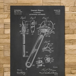 Peut inclure: Illustration en noir et blanc d'un dessin de brevet de cl&eacute; &agrave; molette. Le dessin montre la cl&eacute; &agrave; molette en d&eacute;tail, avec des &eacute;tiquettes pour chaque partie. Le num&eacute;ro de brevet est 1&nbsp;133&nbsp;236. Le texte "Publi&eacute; le 23 mars 1915" et "D&eacute;pos&eacute; le 16 janvier 1915" est &eacute;galement inclus.
