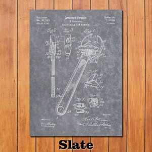 Peut inclure: Un dessin au trait noir et blanc d'un brevet de cl&eacute; &agrave; molette. Le brevet est pour une cl&eacute; &agrave; m&acirc;choires r&eacute;glables et a &eacute;t&eacute; publi&eacute; le 23 mars 1915. Le num&eacute;ro de brevet est 1&nbsp;133&nbsp;236.