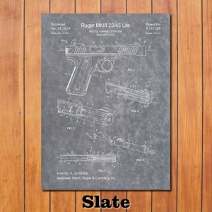 Puede incluir: Una ilustraci&oacute;n en blanco y negro de estilo plano de un sistema y m&eacute;todo de ca&ntilde;&oacute;n de pistola Ruger MKIII 22/45 Lite. El n&uacute;mero de patente 8.701.326 aparece en la esquina superior derecha de la imagen. La patente se public&oacute; el 22 de abril de 2014.