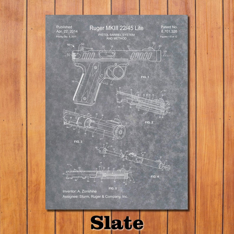 Puede incluir: Una ilustraci&oacute;n en blanco y negro de estilo plano de un sistema y m&eacute;todo de ca&ntilde;&oacute;n de pistola Ruger MKIII 22/45 Lite. El n&uacute;mero de patente 8.701.326 aparece en la esquina superior derecha de la imagen. La patente se public&oacute; el 22 de abril de 2014.