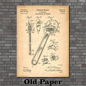 Peut inclure: Un dessin de brevet vintage pour une cl&eacute; &agrave; molette &agrave; m&acirc;choires r&eacute;glables. Le dessin montre la cl&eacute; dans diff&eacute;rentes positions et comprend des diagrammes d&eacute;taill&eacute;s de ses composants. Le num&eacute;ro de brevet est 1&nbsp;133&nbsp;236 et a &eacute;t&eacute; publi&eacute; le 23 mars 1915.