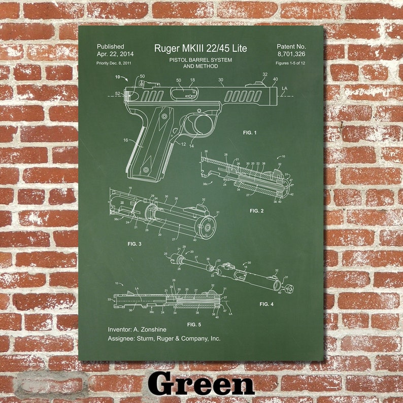 Puede incluir: Un dibujo de patente verde para un sistema y m&eacute;todo de ca&ntilde;&oacute;n de pistola Ruger MKIII 22/45 Lite. El dibujo muestra una vista lateral de la pistola y varias vistas de cerca del sistema de ca&ntilde;&oacute;n. El n&uacute;mero de patente es 8.701.326. La patente se public&oacute; el 22 de abril de 2014.