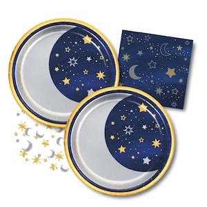Puede incluir: Artículos para fiestas con temática celestial. Dos platos redondos y una servilleta cuadrada muestran una luna creciente y estrellas sobre un fondo azul oscuro. Los platos tienen un centro plateado, un borde dorado y confeti dorado y plateado.