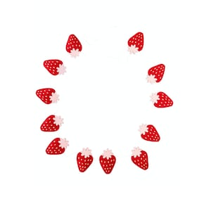K&ouml;nnte beinhalten: Eine Girlande aus roten und rosa Erdbeeren mit wei&szlig;em Band. Die Girlande ist aus Filz und hat ein schlichtes Design.