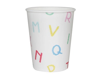 Puede incluir: Vaso de papel blanco con un patrón de alfabeto colorido. Las letras son de diferentes colores, incluyendo rosa, azul, amarillo y verde.