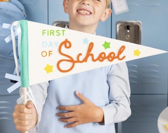 Vlaggetje voor de eerste schooldag, vilten fotoprop, bordje voor de eerste schooldag, fotoprop voor de eerste schooldag, decoratie voor het klaslokaal