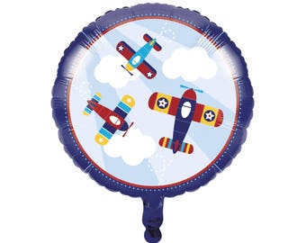 Könnte beinhalten: Ein runder blauer und weißer Ballon mit einem Design aus drei roten, blauen und gelben Flugzeugen, die in den Wolken fliegen.