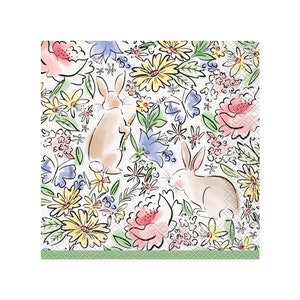 以下が含まれることがあります： 緑色の縁取りのある白い紙ナプキンには、カラフルな花畑の中にいる2羽のウサギのファンシーなイラストが描かれています。ウサギはシンプルで漫画のようなスタイルで描かれており、花はピンク、黄色、青、紫が混ざり合っています。