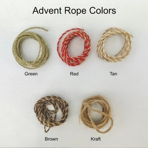 Puede incluir: La imagen muestra cinco cuerdas enrolladas en varios colores: verde, rojo, beige, marr&oacute;n y kraft. El texto "Advent Rope Colors" est&aacute; en la parte superior, con cada color etiquetado debajo. Las cuerdas est&aacute;n hechas de fibras naturales.