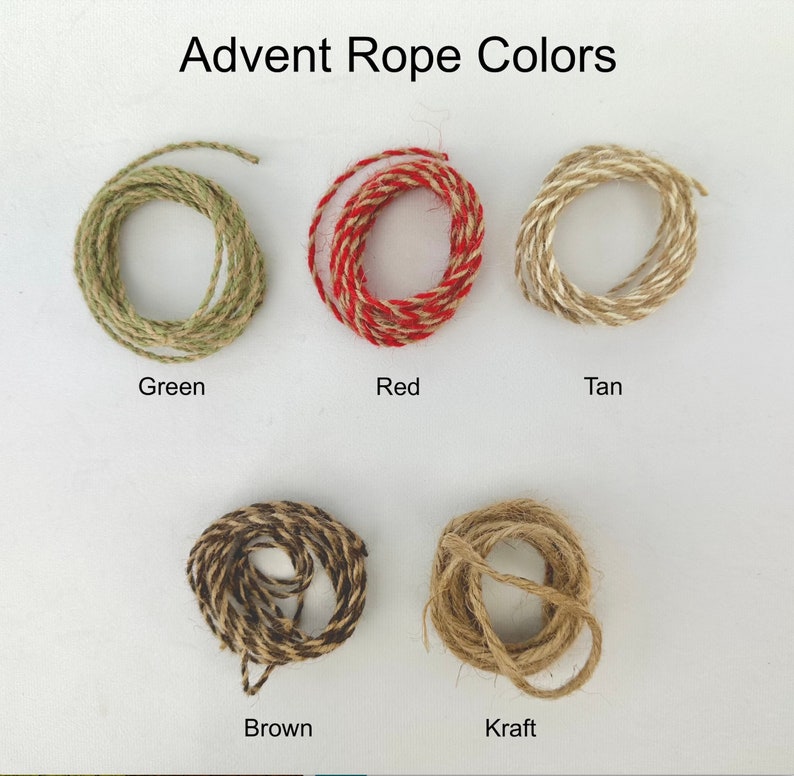 Puede incluir: La imagen muestra cinco cuerdas enrolladas en varios colores: verde, rojo, beige, marr&oacute;n y kraft. El texto "Advent Rope Colors" est&aacute; en la parte superior, con cada color etiquetado debajo. Las cuerdas est&aacute;n hechas de fibras naturales.