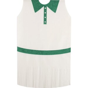 Puede incluir: Vestido blanco con cuello verde, tres botones y una banda verde en la cintura. La parte inferior del vestido tiene un dise&ntilde;o plisado. El vestido es sin mangas.