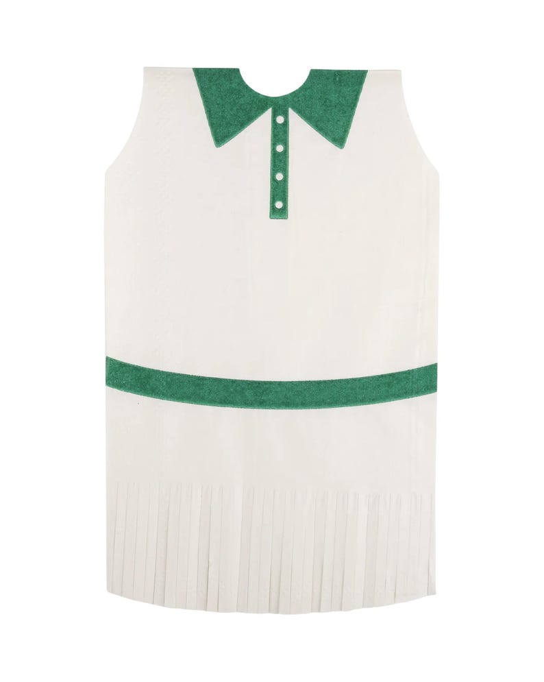 Puede incluir: Vestido blanco con cuello verde, tres botones y una banda verde en la cintura. La parte inferior del vestido tiene un dise&ntilde;o plisado. El vestido es sin mangas.
