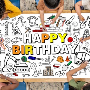 Könnte beinhalten: Ein weißer Tisch mit einem Baustellenthema, auf dem die Worte "HAPPY BIRTHDAY" in Gelb und Orange stehen. Kinder malen den Tisch aus, der mit Illustrationen von Werkzeugen und Baugeräten dekoriert ist.