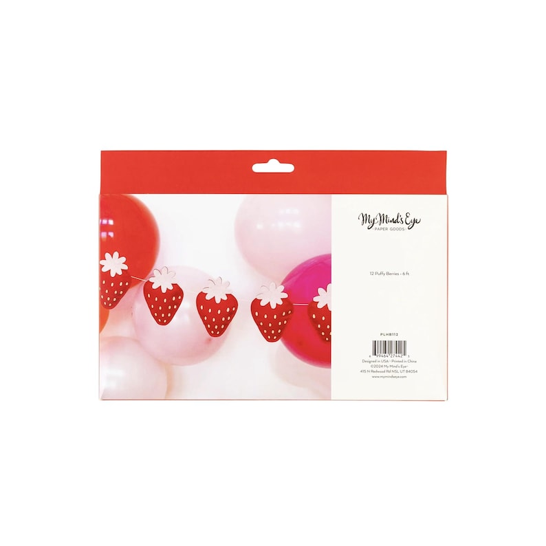 K&ouml;nnte beinhalten: Eine rosa und rote Erdbeergirlande mit wei&szlig;en Bl&uuml;ten. Die Girlande ist auf einer wei&szlig;en Karte mit dem Text "My Mind's Eye Paper Goods" und "Strawberry Garland" verpackt.