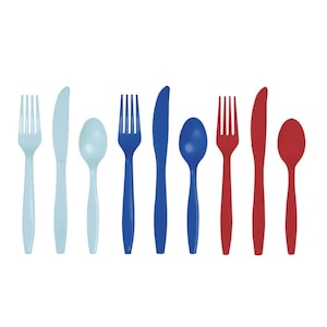 Puede incluir: Un juego de cubiertos de plástico en azul, rojo y azul claro. El juego incluye tenedores, cuchillos y cucharas.