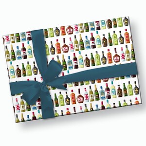 Peut inclure: Une bo&icirc;te cadeau blanche avec un ruban bleu autour. La bo&icirc;te est recouverte d'un motif de bouteilles de liqueur color&eacute;es.