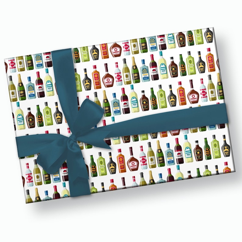Peut inclure: Une bo&icirc;te cadeau blanche avec un ruban bleu autour. La bo&icirc;te est recouverte d'un motif de bouteilles de liqueur color&eacute;es.