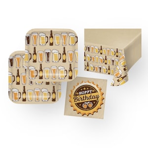 Könnte beinhalten: Ein Set aus braunen und gelben Papier-Partyartikeln mit Bier-Motiv. Das Set beinhaltet eine Tischdecke, Servietten und Teller. Die Teller und die Tischdecke zeigen ein sich wiederholendes Muster aus Bierflaschen und Gläsern. Die Servietten zeigen einen braunen Bierflaschenverschluss mit dem Text "Frohes Geburtstag".