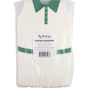 Puede incluir: Un paquete de servilletas de papel con forma de camiseta de tenis. Las servilletas son blancas con detalles verdes en el cuello, los botones y la cintura. El paquete incluye una etiqueta con el texto "My Mind's Eye PAPER NAPKINS".