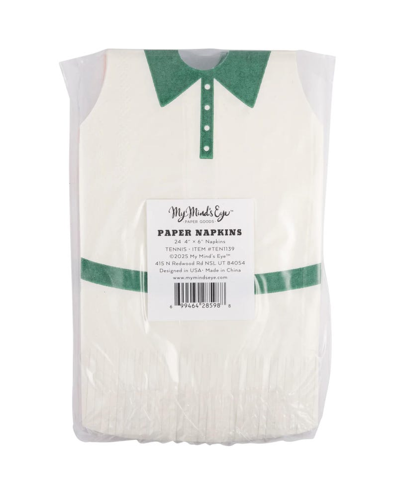 Puede incluir: Un paquete de servilletas de papel con forma de camiseta de tenis. Las servilletas son blancas con detalles verdes en el cuello, los botones y la cintura. El paquete incluye una etiqueta con el texto "My Mind's Eye PAPER NAPKINS".