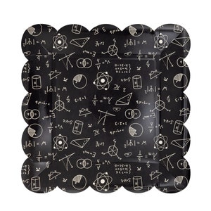 Puede incluir: Plato cuadrado de papel negro y blanco con borde festoneado. El plato está decorado con un patrón de ecuaciones matemáticas, formas geométricas y símbolos científicos.