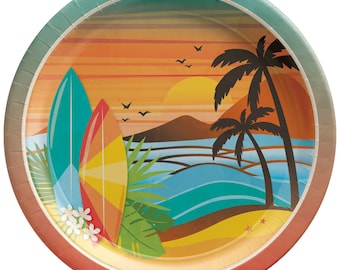 Pode incluir: Um conjunto de 8 pratos de papel com uma cena de pôr do sol com palmeiras, pranchas de surf e ondas do oceano. Perfeito para uma festa com tema tropical.