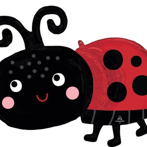 Puede incluir: Un globo de mariquita rojo y negro con una cara sonriente, antenas negras y manchas negras. El globo está hecho de mylar y tiene un acabado brillante.