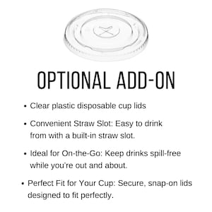 Puede incluir: Tapa de vaso desechable de pl&aacute;stico transparente con ranura para pajita incorporada. La tapa es redonda con un centro elevado y un dise&ntilde;o en forma de cruz. El texto de la imagen dice "OPTIONAL ADD-ON".