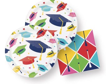 Puede incluir: Un juego de artículos para fiestas de graduación que incluye dos platos de papel blancos con un patrón colorido de gorros de graduación y confeti y una sola servilleta con un patrón de diamantes coloridos.