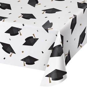 Tovaglia per festa di laurea nera e oro 54" x 96" - Forniture per feste di laurea, classe del 2025, decorazioni per la laurea, tovaglia di carta