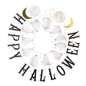 Puede incluir: Una pancarta de Halloween en blanco y negro con las palabras "Happy Halloween" y una cadena de recortes de fantasmas blancos con medias lunas doradas.