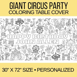 Puede incluir: Un mantel para colorear en blanco y negro con temática de circo. El texto "GIANT CIRCUS PARTY COLORING TABLE COVER" está en la parte superior. Las palabras "HAPPY BIRTHDAY JOHN ALLEN" están en el centro. El mantel mide 76 cm x 183 cm.