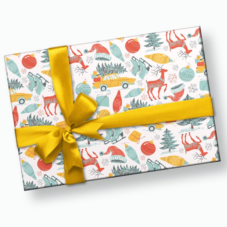 K&ouml;nnte beinhalten: Eine wei&szlig;e Geschenkbox mit gelbem Band und Schleife. Die Box ist in Papier mit einem sich wiederholenden Muster aus Weihnachtsb&auml;umen, Rentieren, Ornamenten und Autos verpackt.