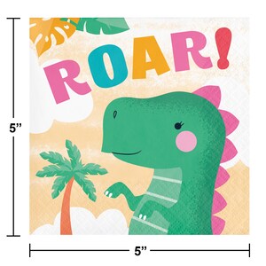 Puede incluir: Un dinosaurio verde con detalles rosas y una palmera sobre un fondo amarillo. El texto "ROAR!" est&aacute; escrito en letras de colores sobre el dinosaurio.