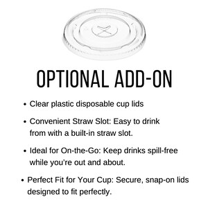 Puede incluir: Una tapa de vaso desechable de pl&aacute;stico transparente con una ranura para pajita incorporada. La tapa est&aacute; dise&ntilde;ada para encajar de forma segura en un vaso. El texto "OPTIONAL ADD-ON" se muestra en negrita negra.