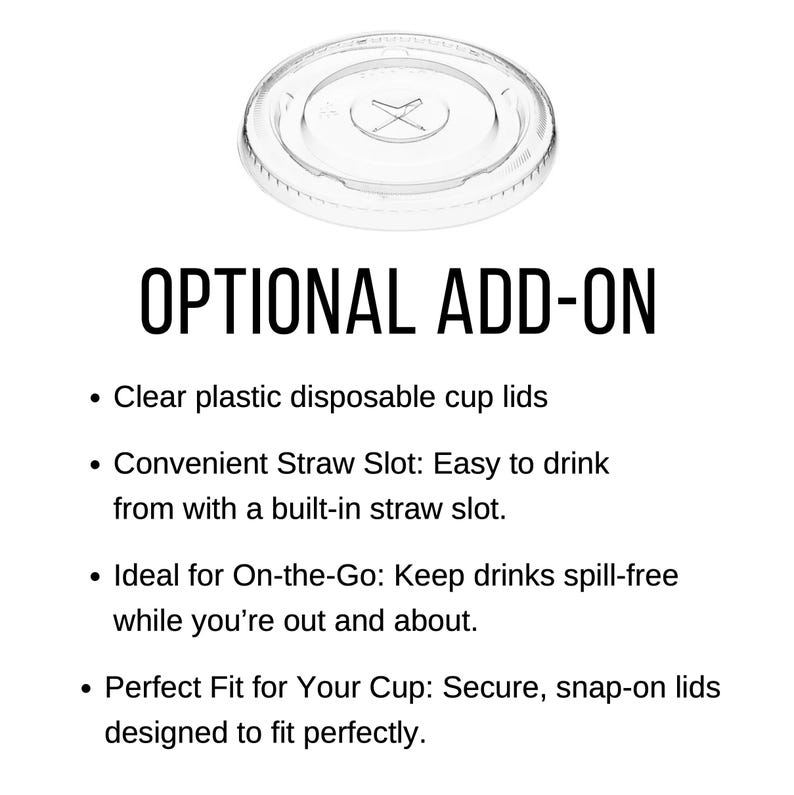 Puede incluir: Una tapa de vaso desechable de pl&aacute;stico transparente con una ranura para pajita incorporada. La tapa est&aacute; dise&ntilde;ada para encajar de forma segura en un vaso. El texto "OPTIONAL ADD-ON" se muestra en negrita negra.